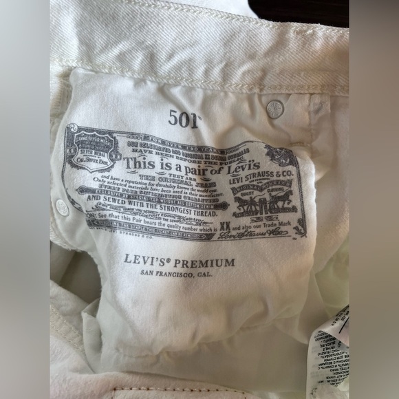 501 white Levi’s distressed 29/26 pants. A150 - Picture 6 of 7